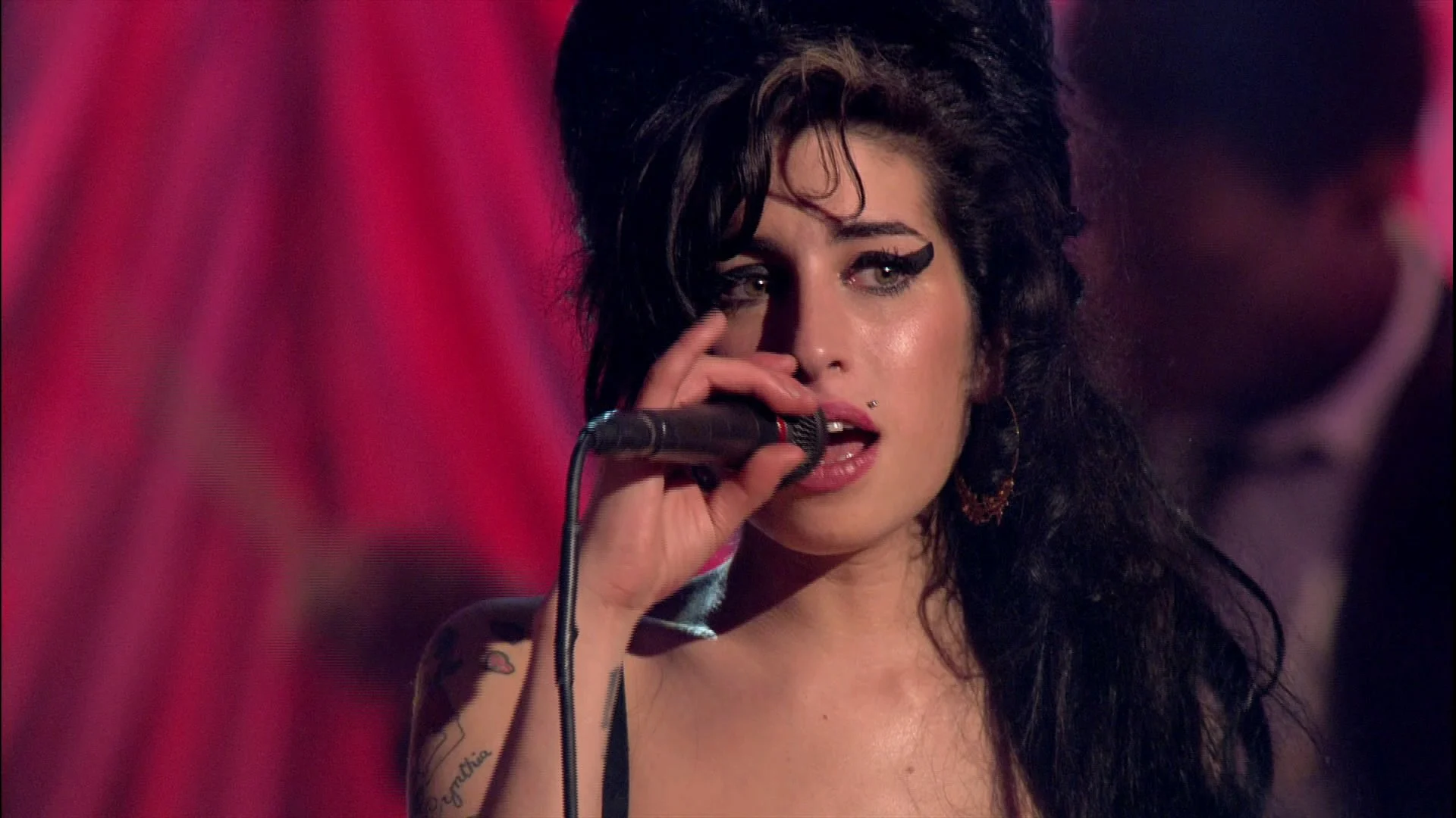 艾米怀恩豪斯 伦敦现 场演唱会 Amy Winehouse – I told you i was trouble. Live in London 2007《ISO 41.56》-蓝光演唱会资源网