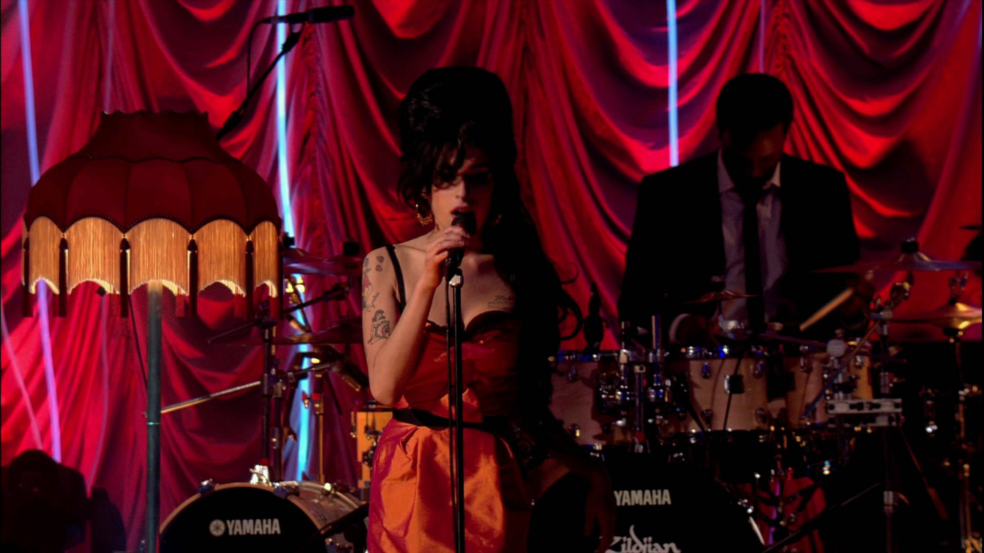 图片[2]-艾米怀恩豪斯 伦敦现 场演唱会 Amy Winehouse – I told you i was trouble. Live in London 2007《ISO 41.56》-蓝光演唱会资源网