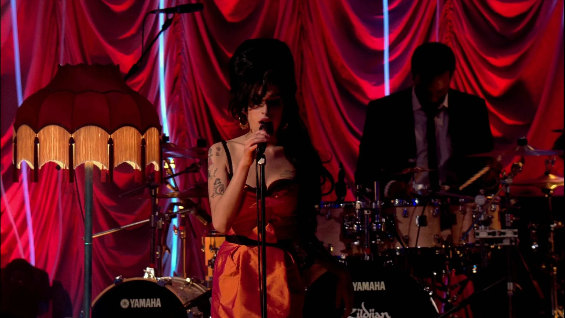 图片[2]-艾米怀恩豪斯 伦敦现 场演唱会 Amy Winehouse – I told you i was trouble. Live in London 2007《ISO 41.56》-蓝光演唱会资源网