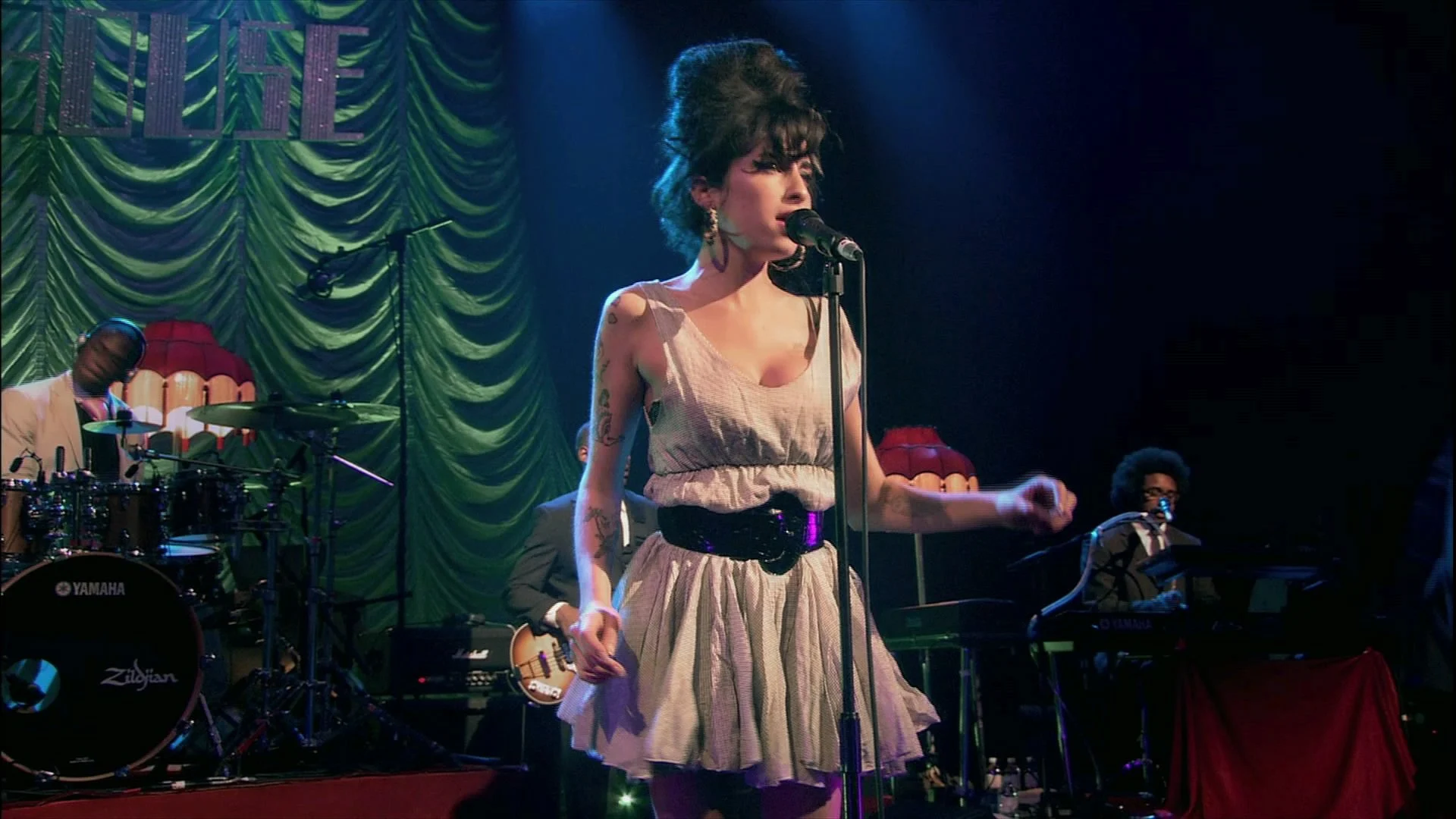 图片[3]-艾米怀恩豪斯 伦敦现 场演唱会 Amy Winehouse – I told you i was trouble. Live in London 2007《ISO 41.56》-蓝光演唱会资源网