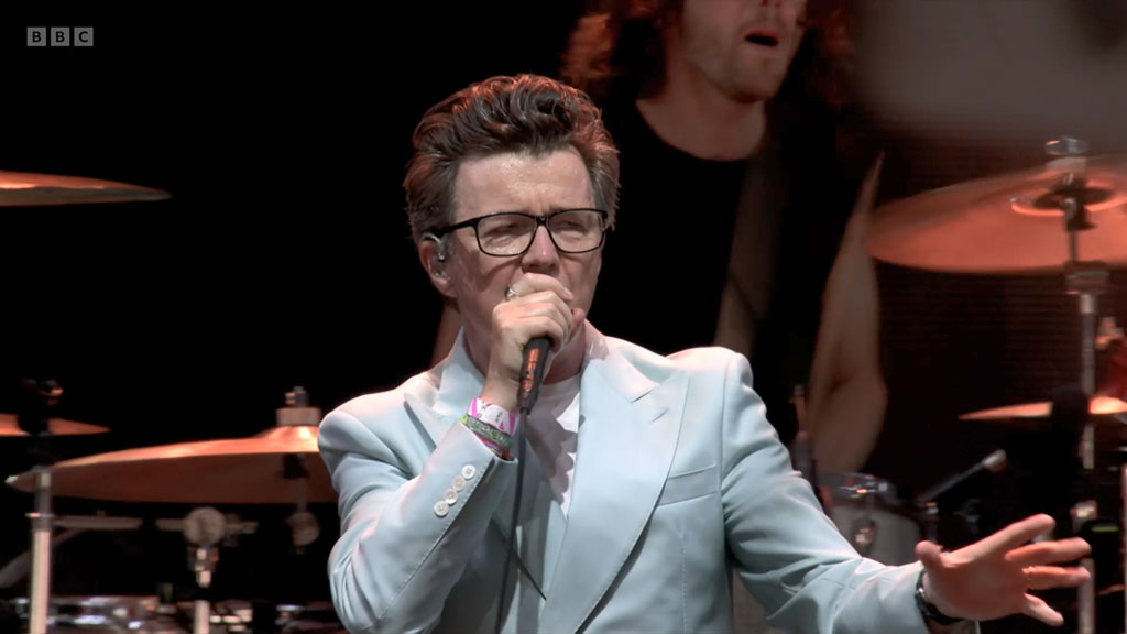 图片[2]-Rick Astley and Blossoms – Live Glastonbury Festival 2023 [WEB-DL MKV 3.74GB]-蓝光演唱会资源网