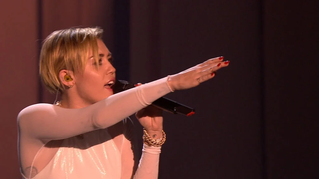 图片[2]-麦莉·赛勒斯 Miley Cyrus – Wrecking Ball (2013 MTV EMA 1080i) [HDTV TS 820MB]-蓝光演唱会资源网
