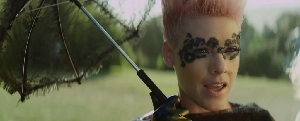 P!nk – Blow Me (官方黑白和彩色版本) [WEB-DL M4V 375MB]-蓝光演唱会资源网